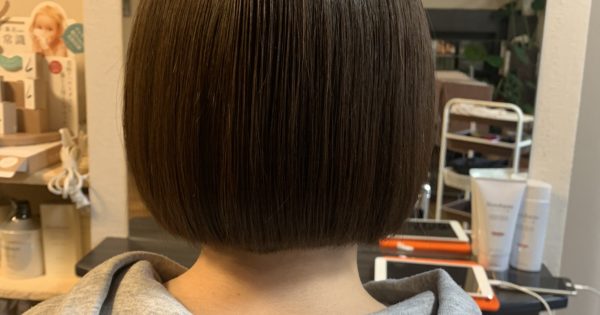 短くすると広がる、癖が出る方も酸性縮毛矯正でボブスタイルに。