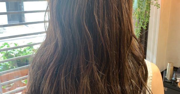 夏のヘアカラーのおススメ、ハイライトたっぷりのオリーブベージュ