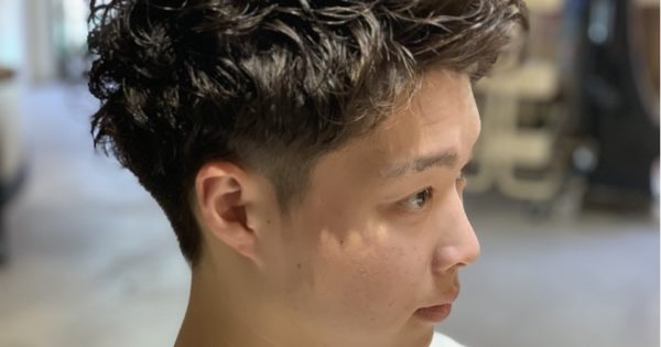 夏メンズのアップバングはツーブロック、フェードカットにパーマで洒落感アップ
