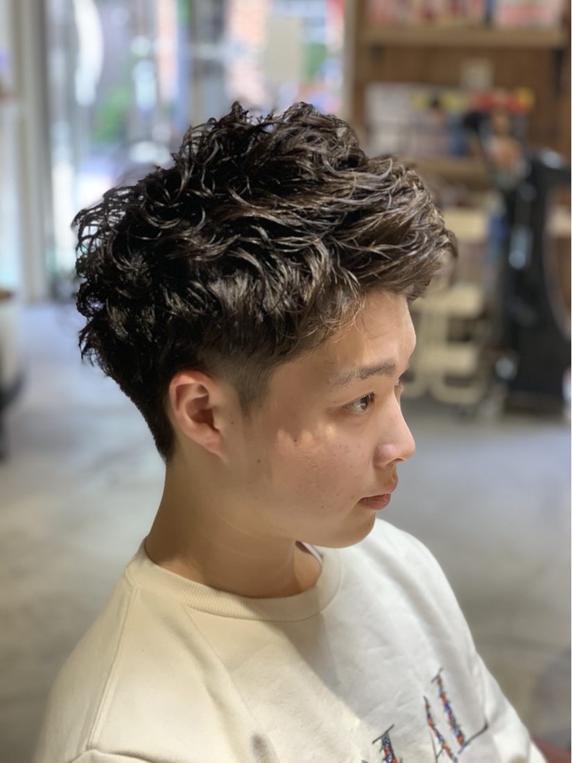 メンズパーマ 秋冬いつもよりちょっと長めのヘアスタイルに でも周りはスッキリしたいので とりあえずツーブロック そんなメンズにオススメ 西荻窪の美容室virtue Virtue 2nd