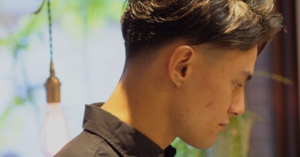 アンダーカットフェードで首長効果、シャツを着こなすならオススメです!